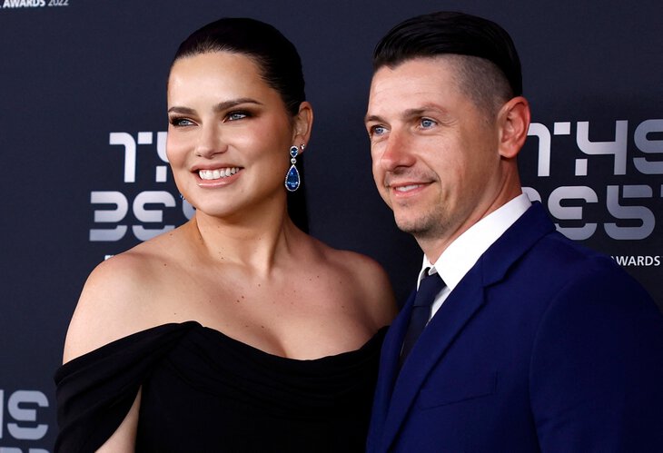 摩根世界杯梅西,梅西黑袍领奖视频