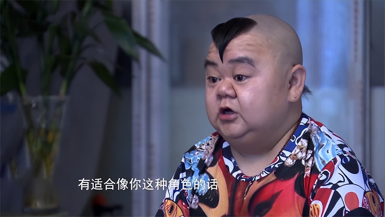 重庆1米2小男人娶1米65女演员，买7套房开豪车，却担心孩子长不高