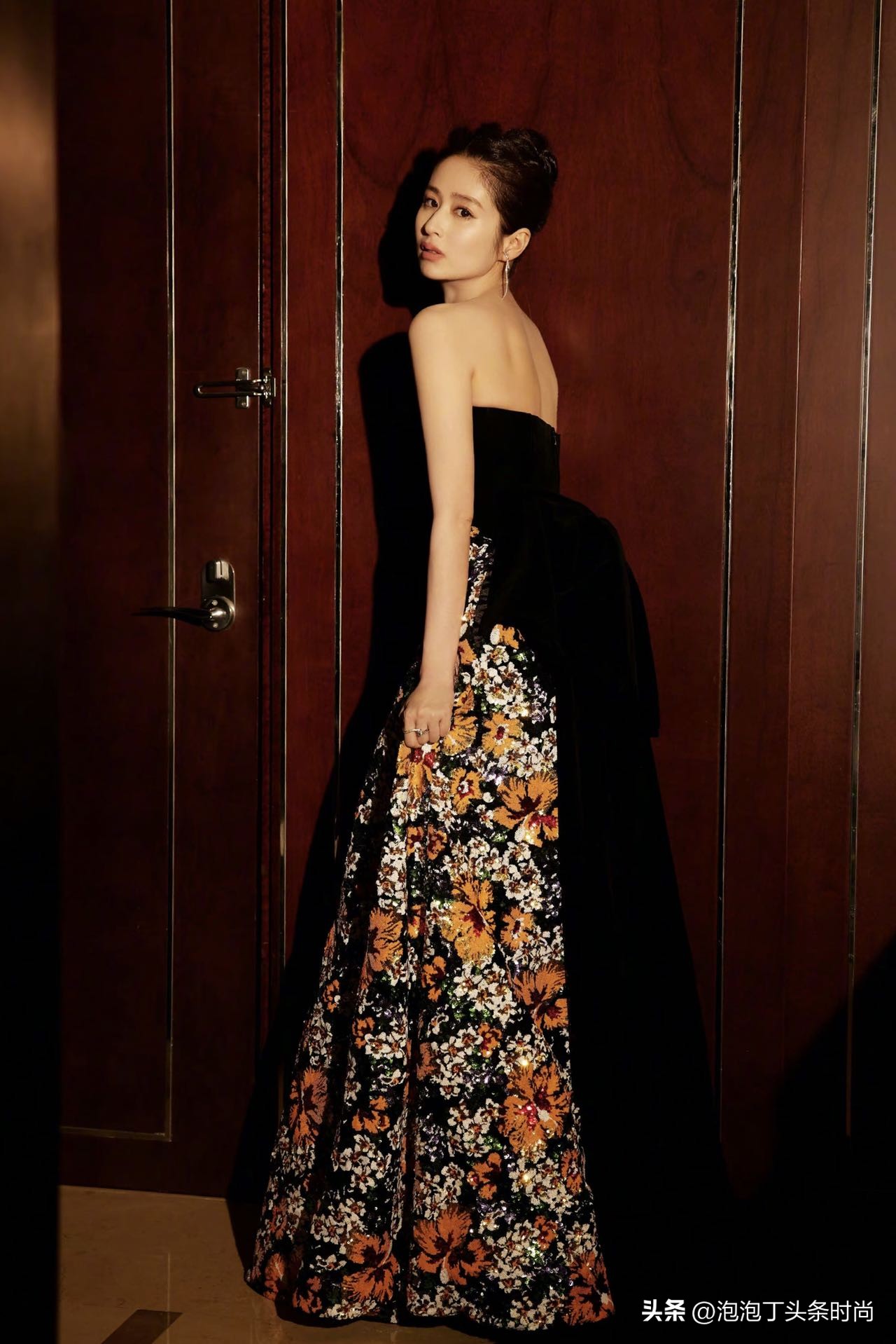 这是几个情况？身高1米82Ta，把男女明星秒变“小矮人”怎么看？