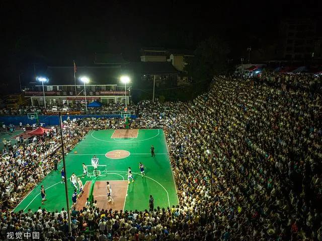 在农村里踢卡塔尔世界杯,乡村小学生足球比赛