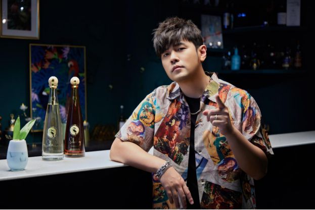 一张画卖了7000万,一张画卖5700万元