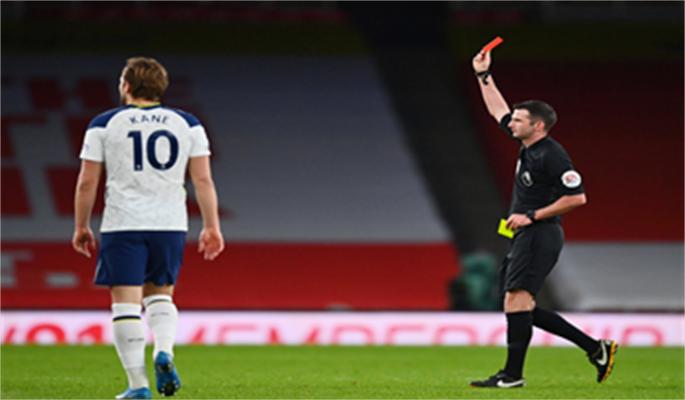 足球比赛中球踢到裁判,足球比赛裁判把球踢进去