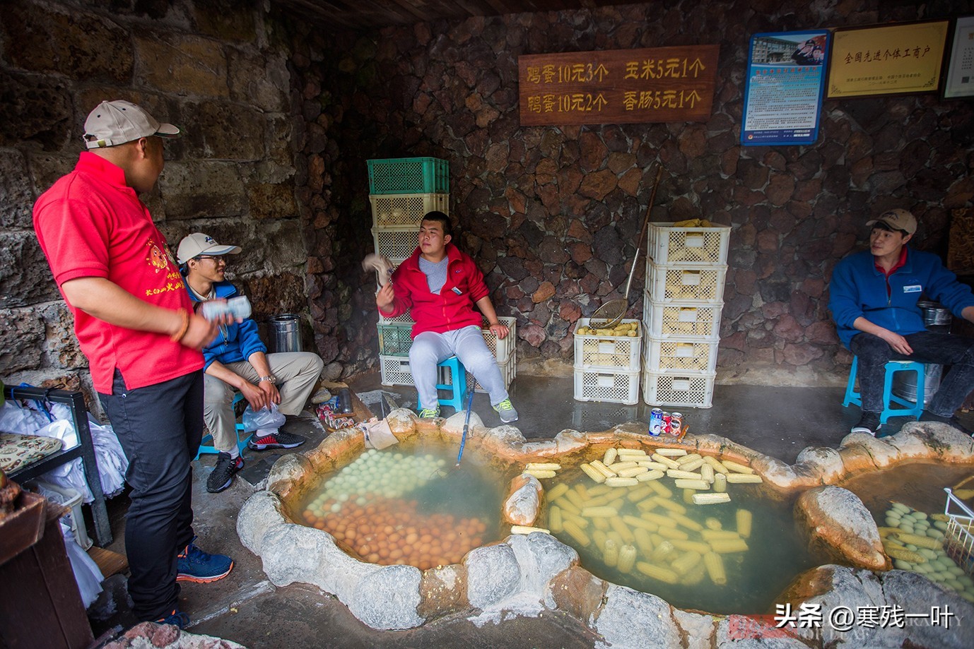 长白山网红小吃温泉鸡蛋，10元3个游客抢着买，一天卖出5000个