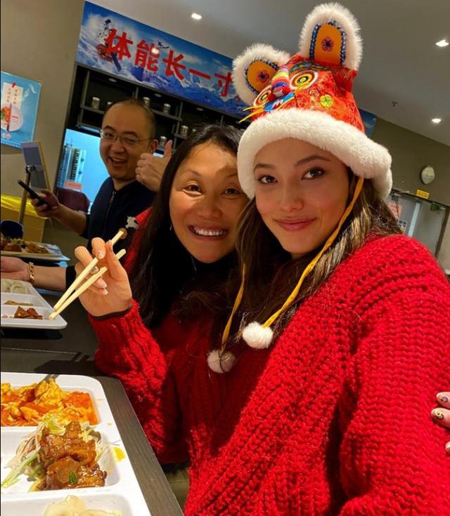 吃韭菜盒子涂美甲，轻松闯入决赛，谷爱凌这小姑娘到底啥人设