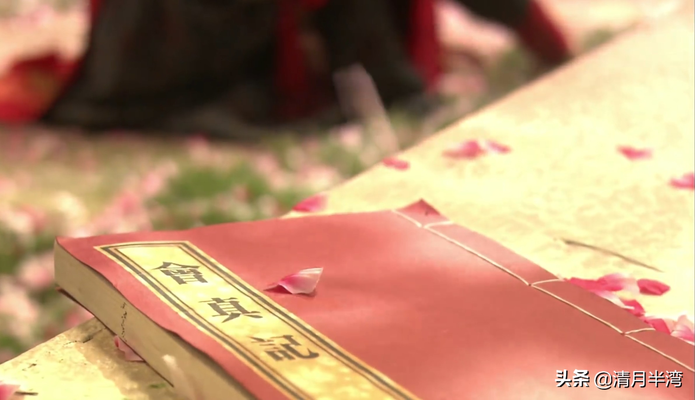 同样是演“宝黛读西厢”，87版美得像古画，新版怼脸怼嘴还怼胸？