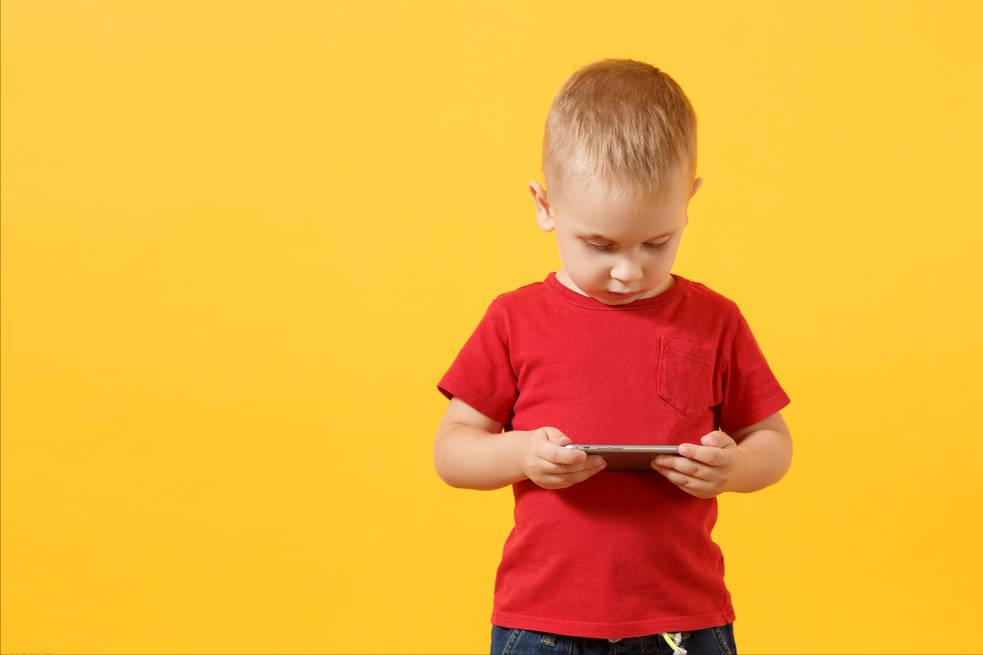 孩子爱玩手机咋办啊,孩子爱玩手机怎么办