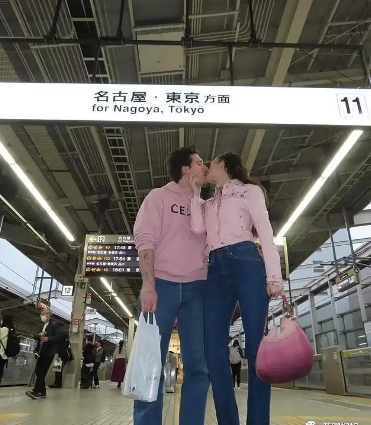 贝嫂狂晒48岁小贝半裸翘臀照，全球网友狂欢：谢嫂子带看男菩萨！