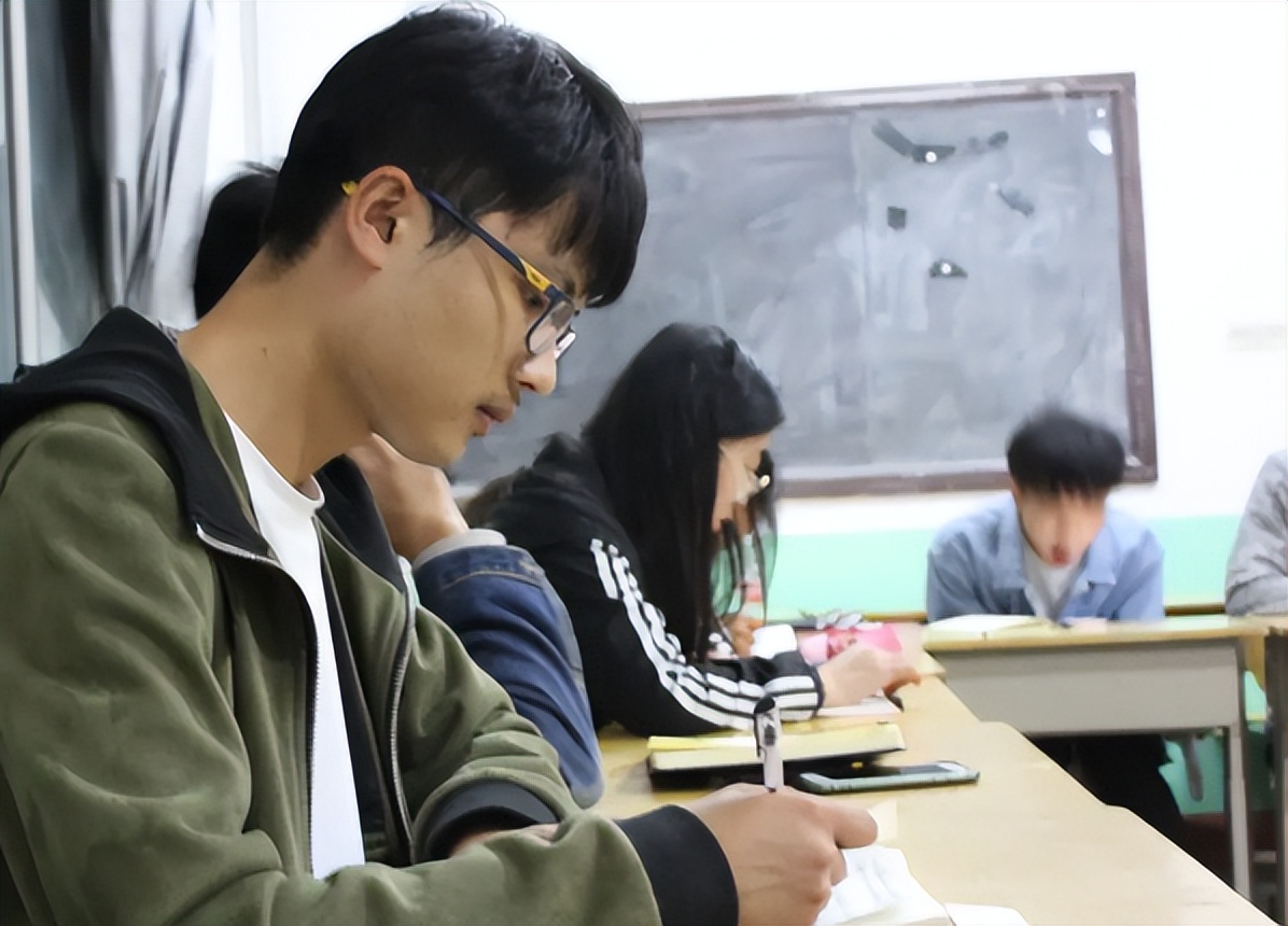 34岁研究生与父母天人永隔，不懂得拒绝的孩子，长大很容易吃亏