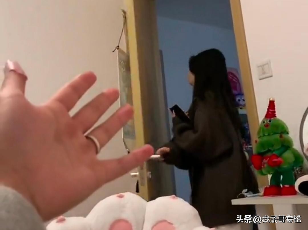 男子给女友送礼物女友直接扔掉,广东男子给女友送饼干