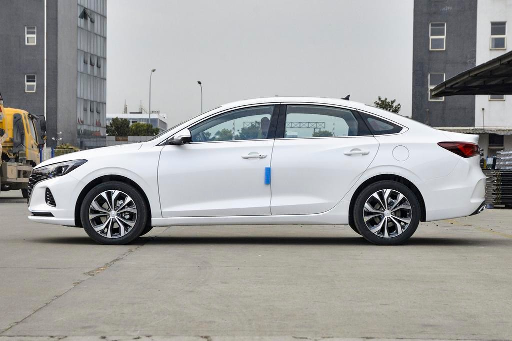 10万左右的家用轿车大比拼,10万以内四款家用小型车测试