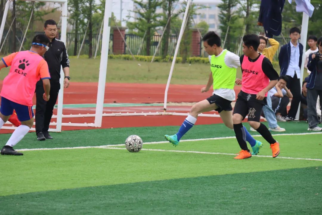 “篮”不住的风采“足”够精彩