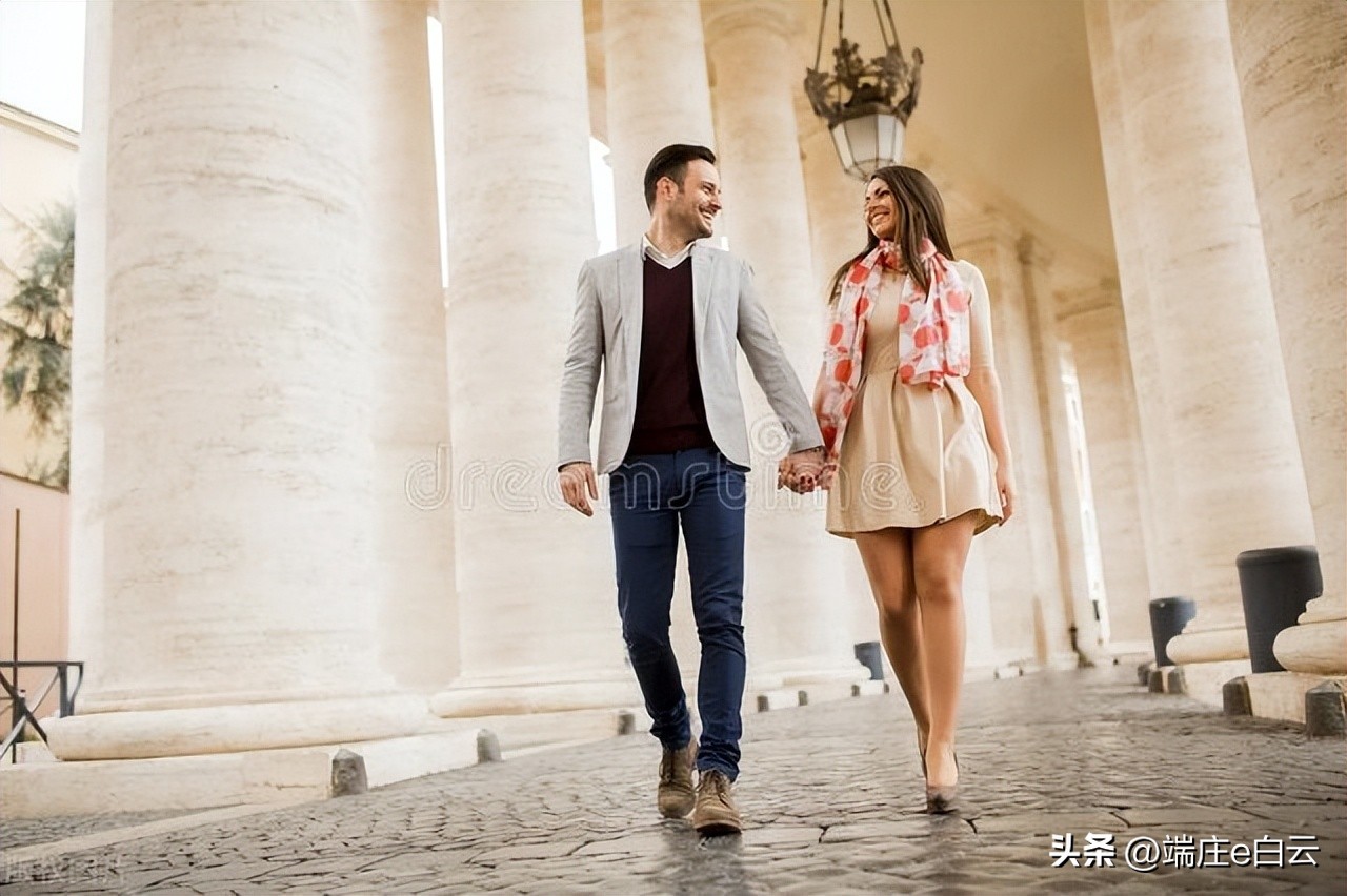 男人经常摸女生头代表什么呢,男人经常摸女人手代表什么