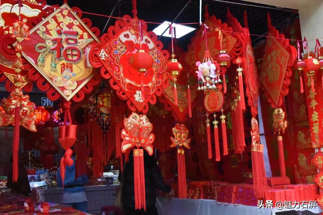 迎春接福送春联红红火火过大年,网络中国节贴春联