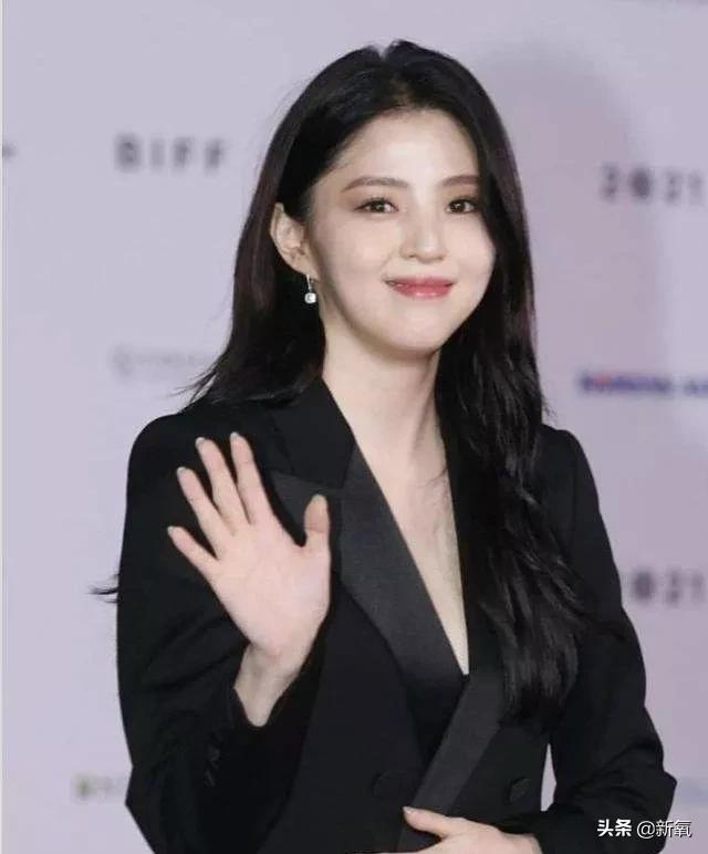 韩素希下颌拐点高,高颧骨韩素希