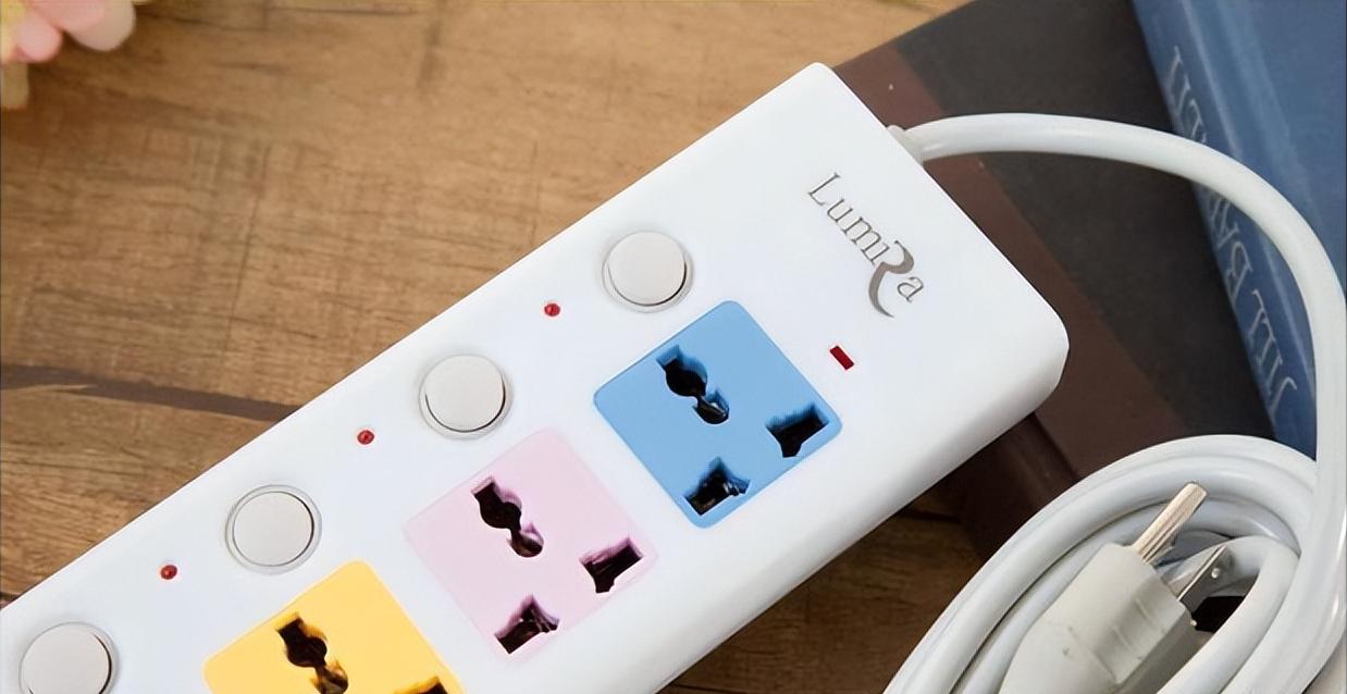 万能插排被国家禁止使用12年，为何屡禁不止？看看你家里有没有它