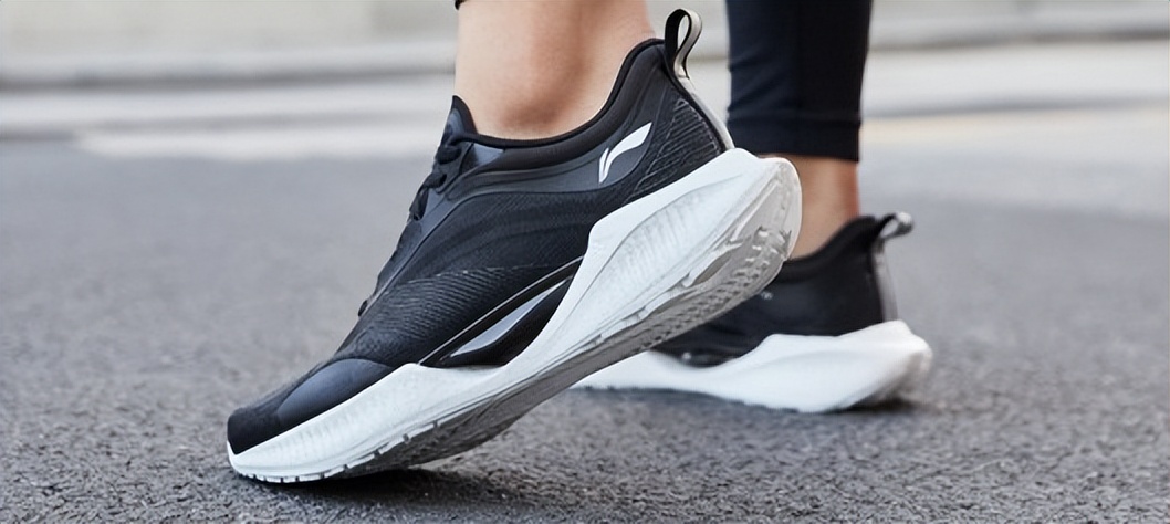 纯黑色跑鞋推荐前十名,入门级纯黑跑鞋推荐