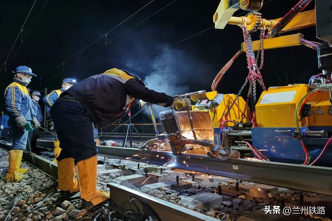 火车车轨怎么焊接,机械焊接铁轨