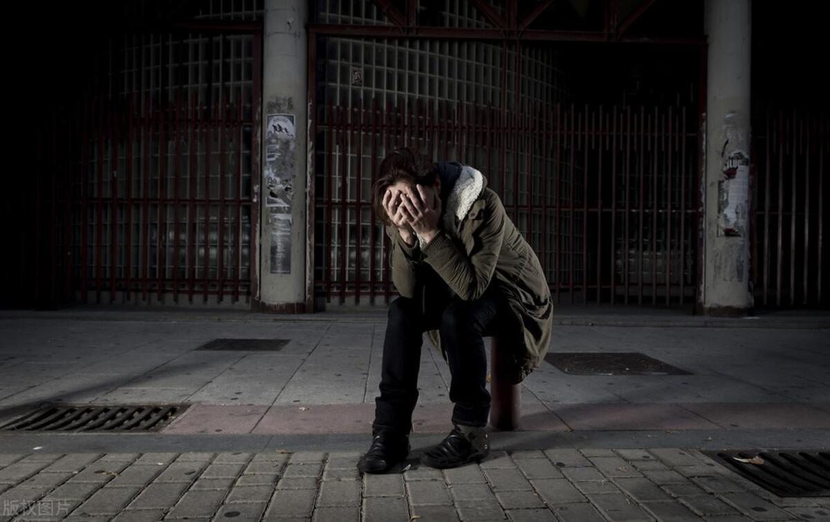 我的老公为了浴足小姐卖了我们的房子，我和孩子无家可归！