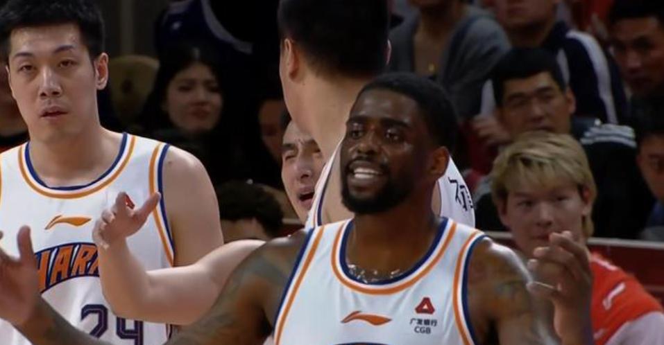 杨鸣的全场紧逼让杜锋吃不消,杨鸣朱芳雨比赛