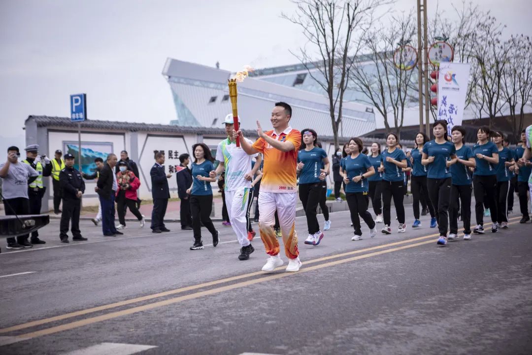 【公安心向*党**护航新征程】“燃动全城”的藏蓝力量