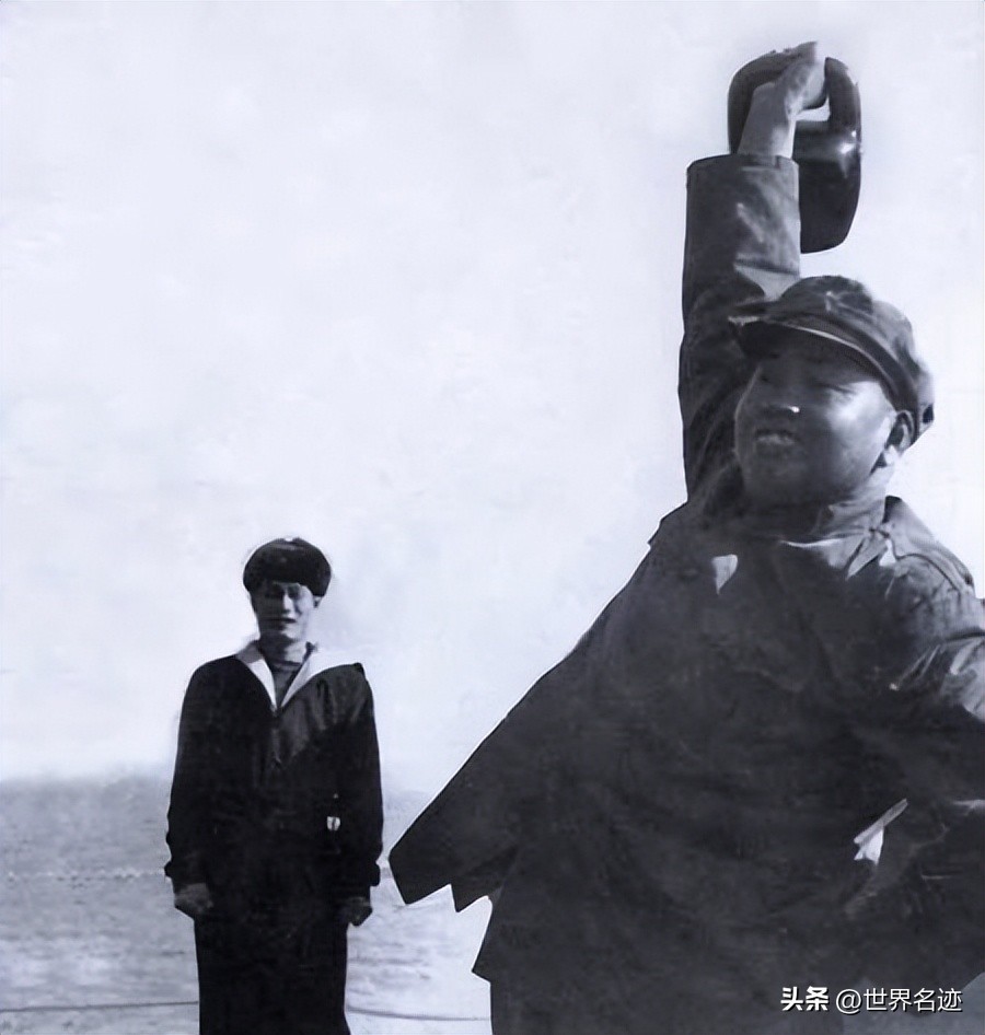 1980年*国锋华**视察南京军区，*世友许**称病不见，*国锋华**亲自登门拜访