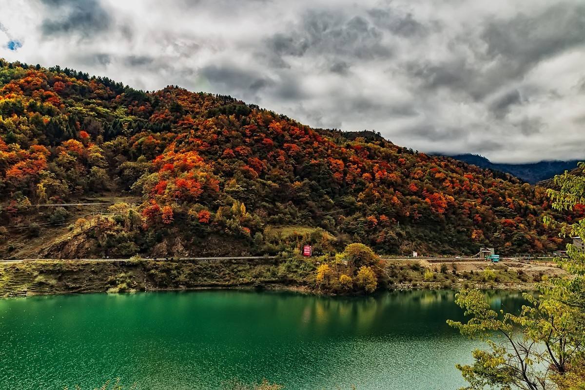 成都有哪些藏族旅游景点,离成都最近的藏族风景点