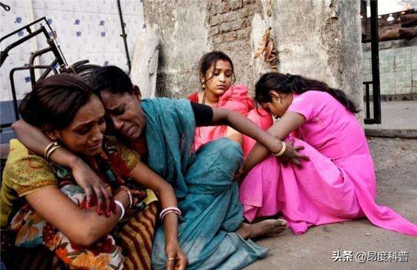 印度无子宫妇女村,印度为怀孕6个月女子剖腹
