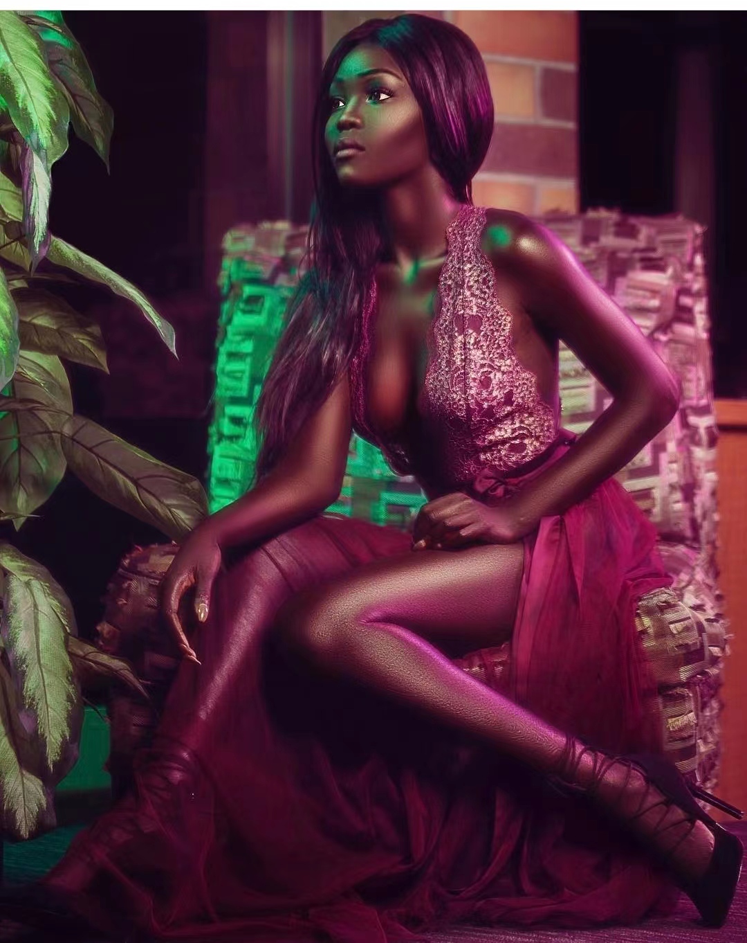 世界最黑模特：经历战乱、难民营，为何逃到美国后，她差点自杀？