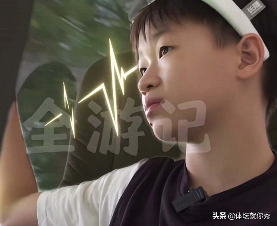 全红婵参观海洋馆！咬嘴唇样子可爱，看见鲸鲨走不动，与海龟互动