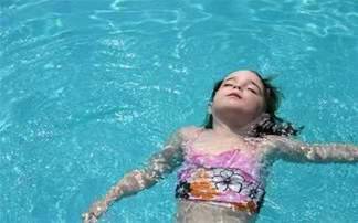 小男孩溺水教科书式自救,溺水后如何急救100字