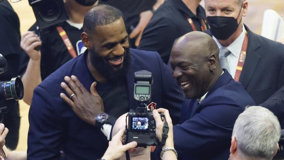 詹姆斯正面回应与乔丹谁强,詹姆斯最新评价乔丹视频