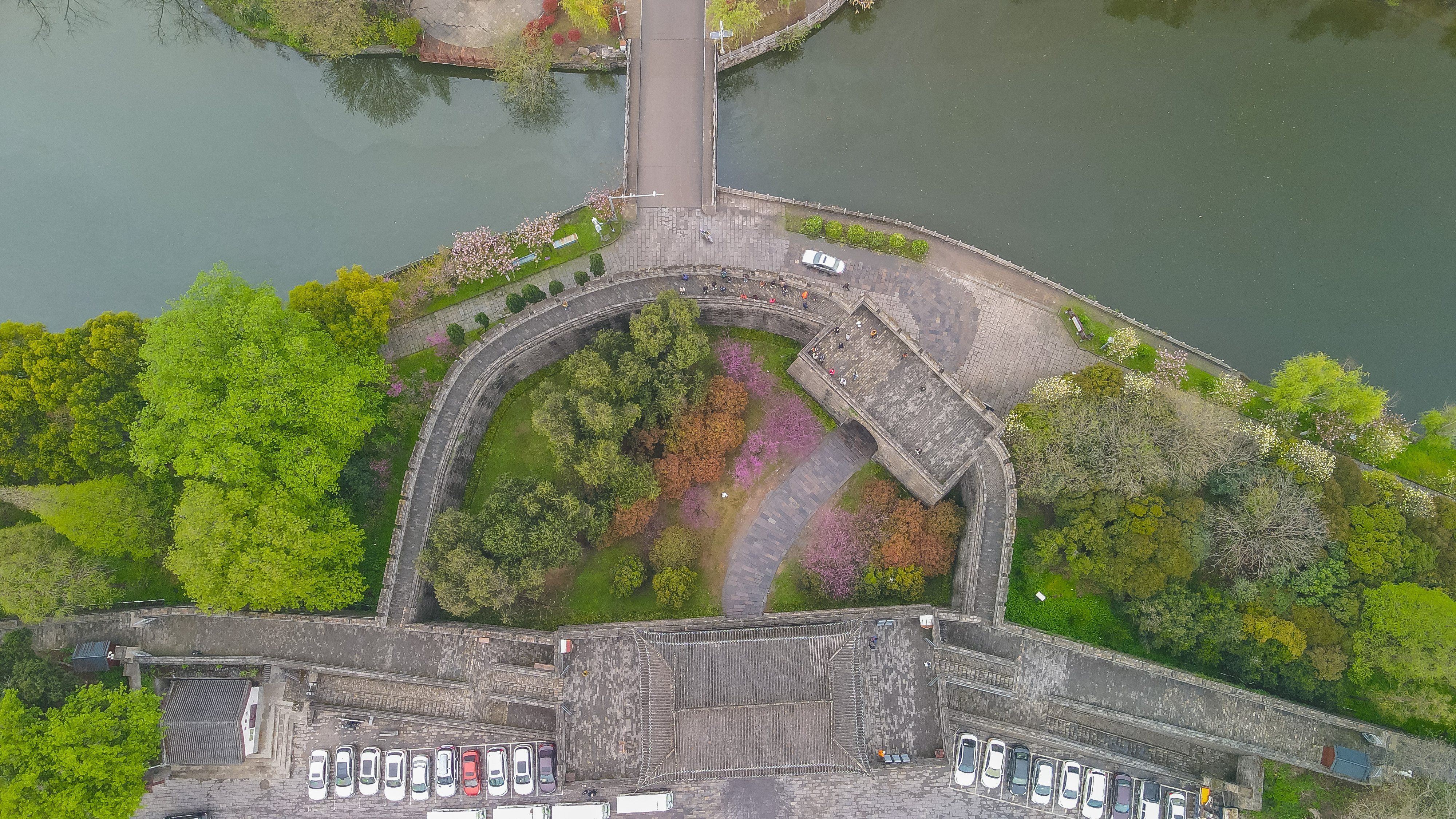 荆州古城墙的历史和照片,襄阳古城墙和荆州古城墙哪个完整