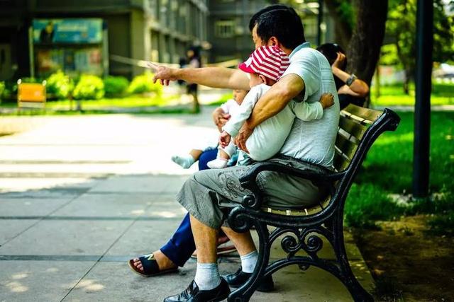 2个月宝宝为啥喜欢竖抱,两个月的宝宝喜欢竖抱是什么原因