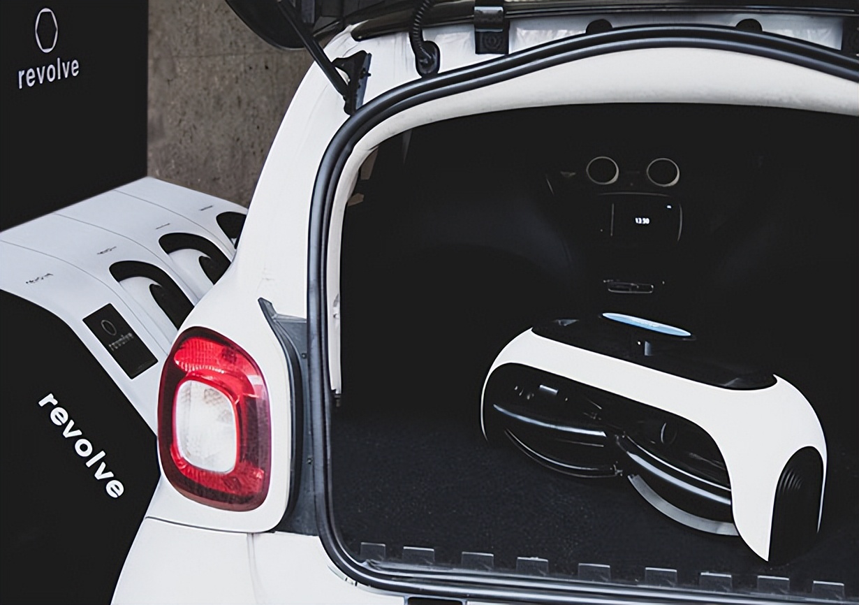 RevolveAir——可以轻松放入机舱行李箱的可折叠轮椅