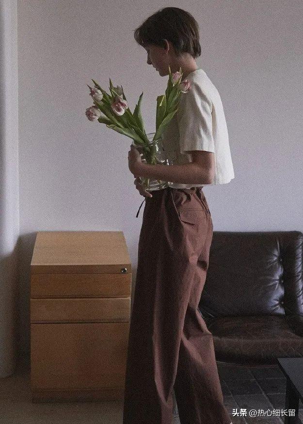 短袖衬衫的基础穿法越简单越时髦,短袖中长款衬衣穿搭技巧