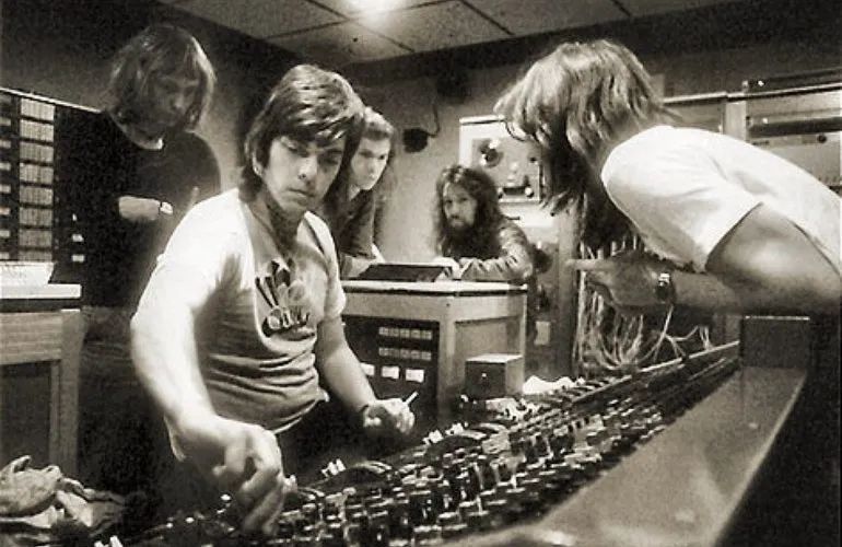 pinkfloyd专辑月之暗面,pinkfloyd月之暗面封面短袖