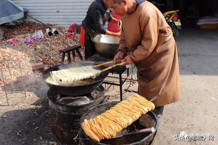 郸城这个镇路中间立匹马!繁荣景象,小妮来白马惊呆了