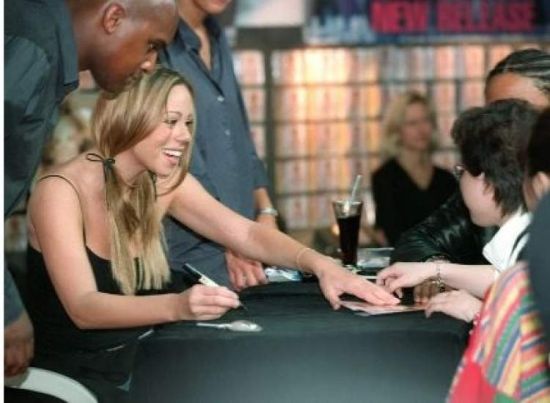 打卡圣地HMV营业了,从此香港多了一个地标