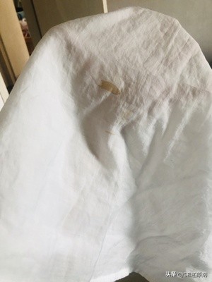如何快速的清洗白衣服上的血渍,白衣服上血渍时间长啦怎么清掉