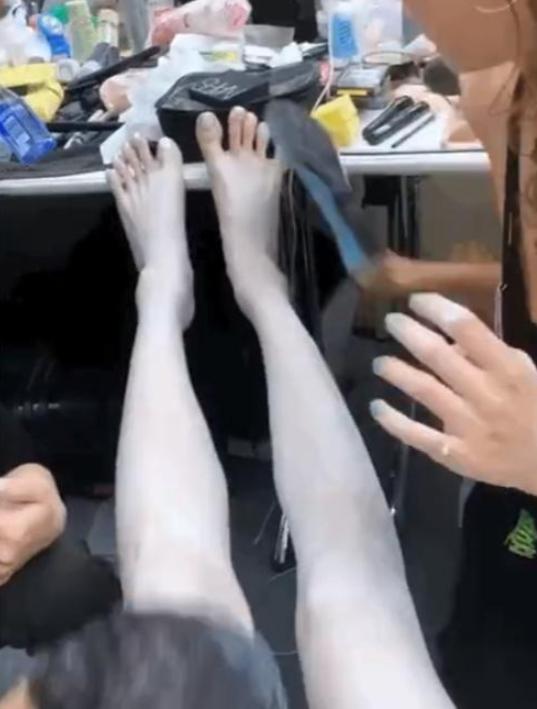 衣不蔽体,全身涂白,满口假牙闪瞎眼…娱圈的病态审美,该管管了