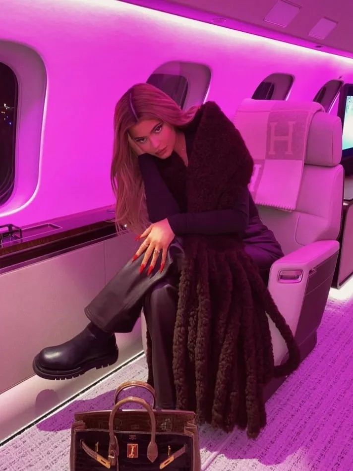 花五亿买了私人飞机后，名人都用它干什么了？