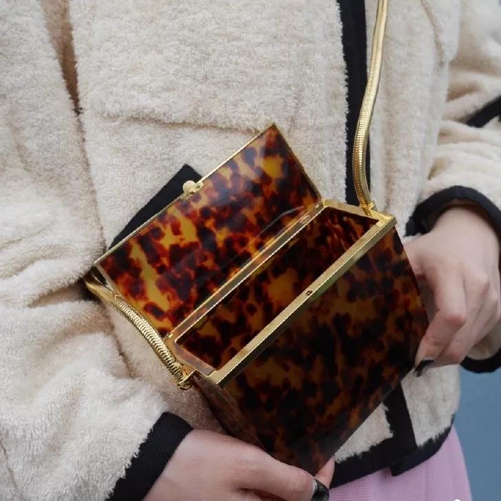 看完了Chanel富贵儿玳瑁，我默默放下了手中的皮质金链...