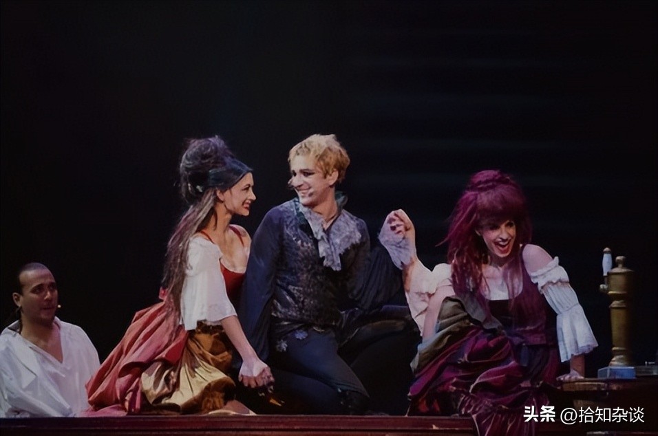 音乐剧《毛发》中，歌词*力暴**的转变，肢体历史的融合