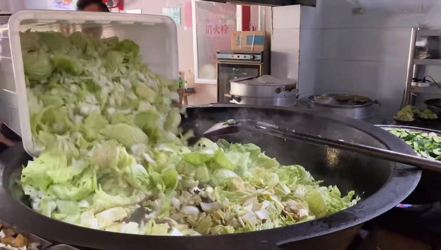 不得不尝的濮阳大锅菜,濮阳三哥大锅菜10元管饱