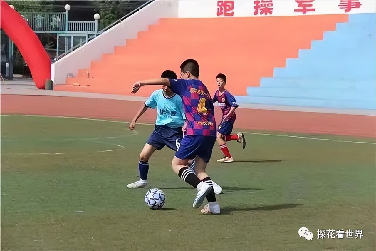 原平一中在原平市足球联赛中包揽高中组、初中组三个冠军