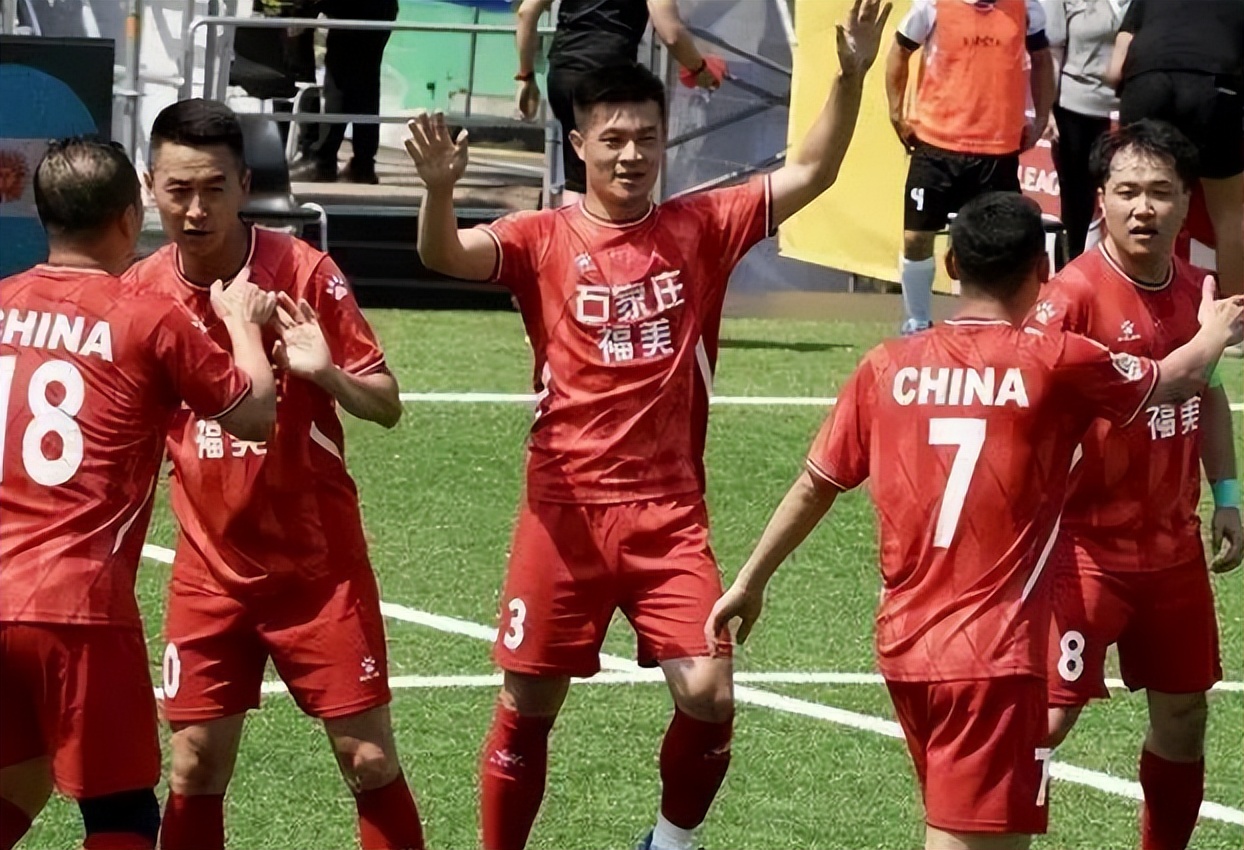 中国男足2分钟闪电破门炸裂时刻,中国男足6—2大胜阿联酋