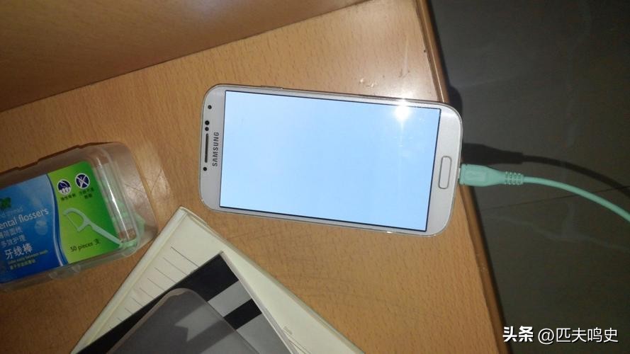 三星手机用两年就白屏,三星手机维修会被换国产屏吗