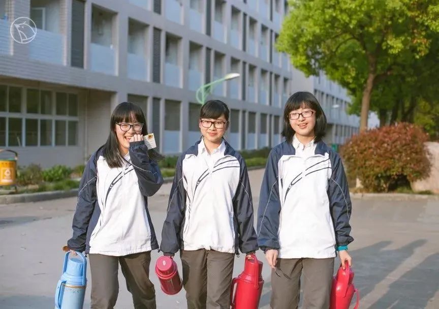 这个校园“*拍偷**狂魔”,拍下了95后的绝版青春