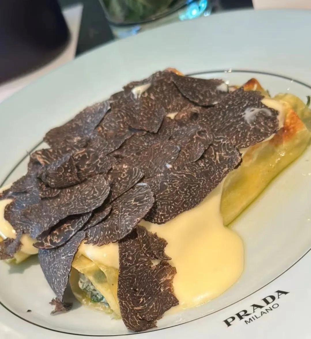 贝家小七12岁了！在Prada庆生得万元名牌包，打扮成熟是女版小贝