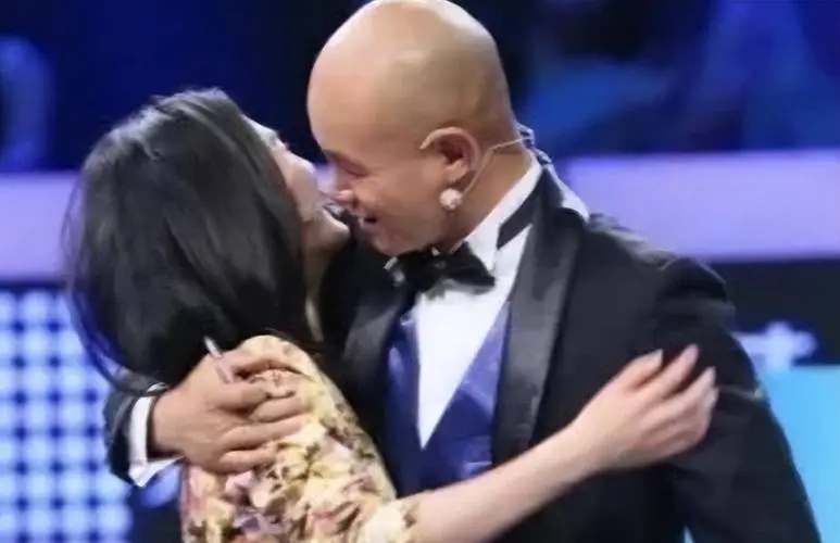 48岁主持人乐嘉现状：移居美国住豪宅、开豪车，过着奢侈的生活！